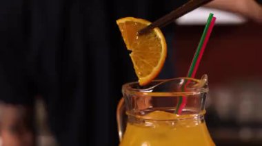 Bir kız barda içki hazırlıyor.