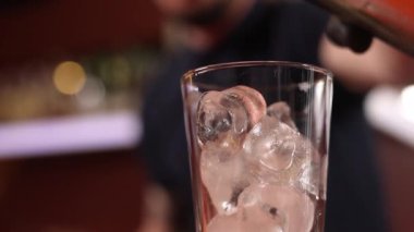 Bir kız barda içki hazırlıyor.