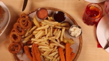 Bir kafede fast food. Yakın plan.