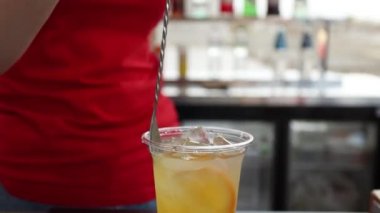 Bir kız barda içki hazırlıyor.