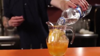 Barmen portakallı limonata hazırlıyor.