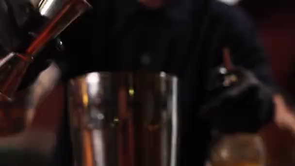 Seorang Gadis Menyiapkan Minuman Sebuah Bar — Stok Video