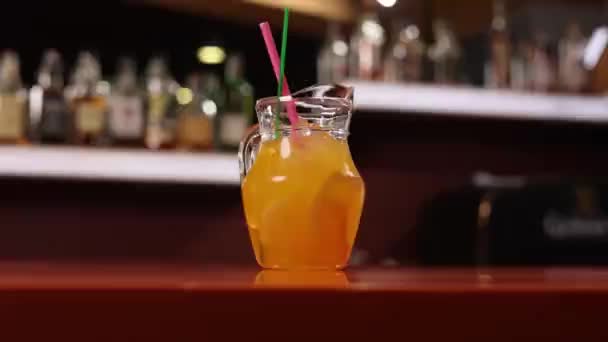 Ein Mädchen Bereitet Getränke Einer Bar — Stockvideo
