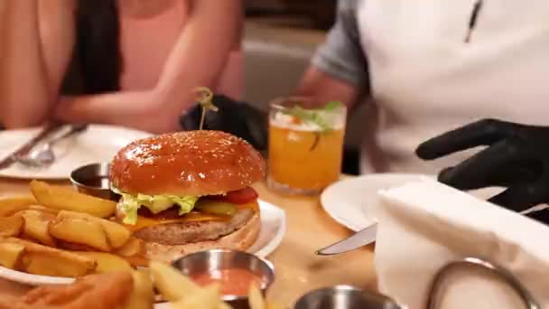 Fast Food Bar Primo Piano Ragazzo Mangia Hamburger — Video Stock