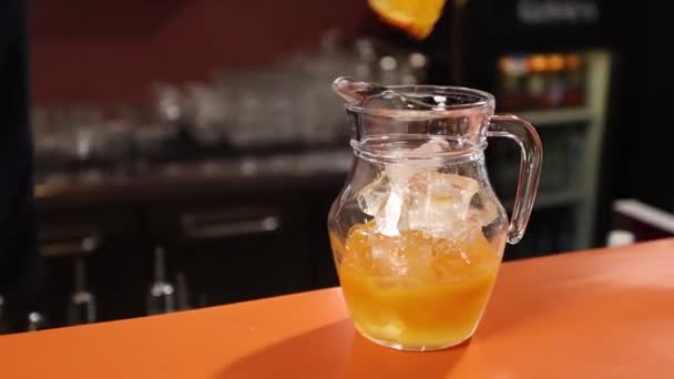 Barkeeper Bereitet Orangenlimonade Mit Eis — Stockvideo