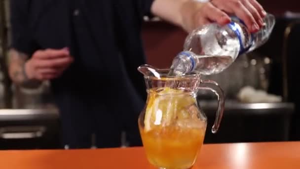 Bartendern Tillagar Apelsinlemonad Med — Stockvideo