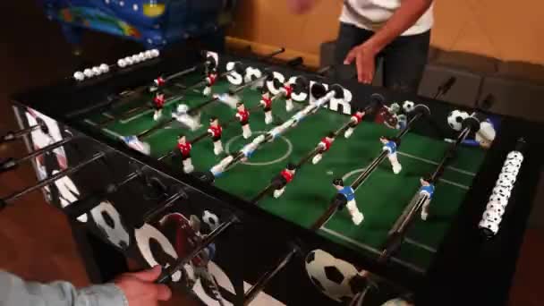 Nsanlar Bir Kafede Masa Futbolu Oynuyor Yakın Plan — Stok video
