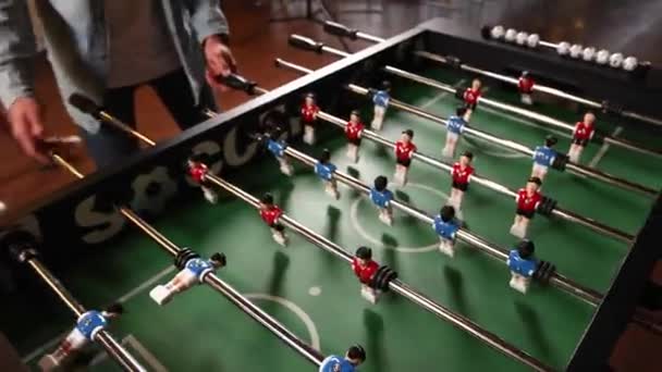 Άνθρωποι Παίζουν Επιτραπέζιο Ποδόσφαιρο Ένα Καφέ Κοντινό Πλάνο — Αρχείο Βίντεο
