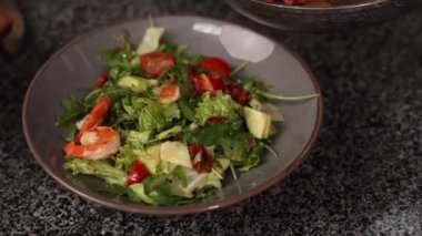 Bir şef karidesli yemek pişirir.