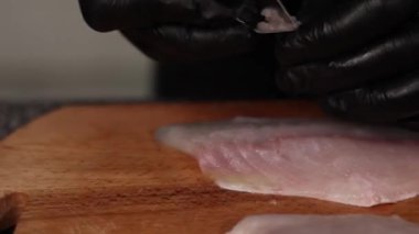 Şef lezzetli bir balık yemeği hazırlıyor. Yakın plan.