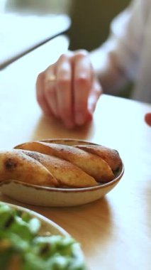 Bir kız lezzetli bir kahvaltı yiyor. Yakın plan.