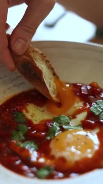 Bir kız lezzetli bir kahvaltı yiyor. Yakın plan.