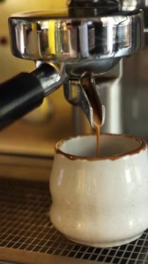 Barda bir kız kahve yapıyor.