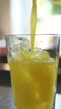 Bir kız barda içki hazırlıyor.