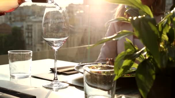 Wein Ein Glas Auf Der Terrasse Gießen Nahaufnahme — Stockvideo
