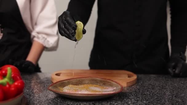 Ragazza Mangia Chef Prepara Delizioso Piatto Pesce Primo Piano — Video Stock