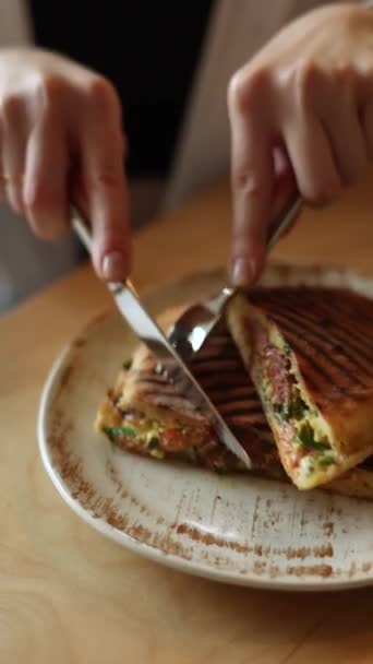 Una Ragazza Sta Mangiando Shawarma Primo Piano — Video Stock