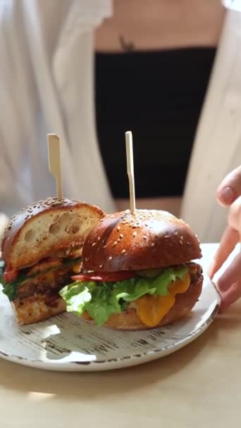Bir Kız Hamburger Yiyor Yakın Plan — Stok video