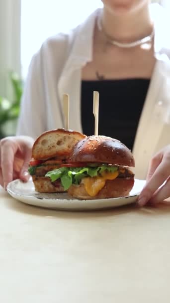 Bir Kız Hamburger Yiyor Yakın Plan — Stok video