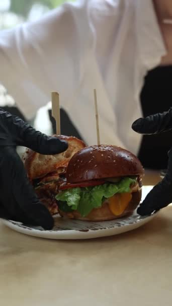 一个女孩在吃汉堡包 后续行动 — 图库视频影像