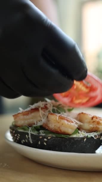 Šéf Černých Rukavicích Připravuje Hamburger Krevetami — Stock video