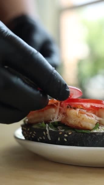 Šéf Černých Rukavicích Připravuje Hamburger Krevetami — Stock video