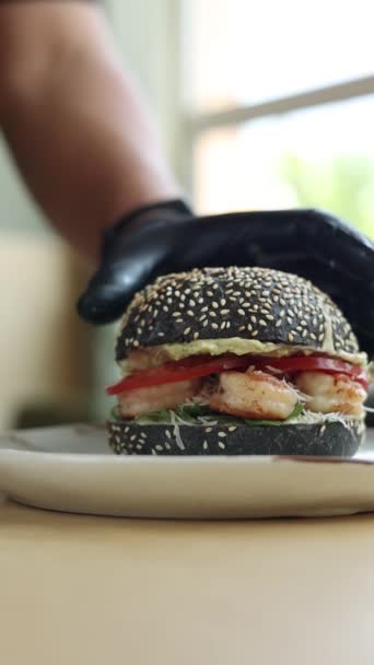 戴着黑手套的厨师准备了一个虾仁汉堡包 — 图库视频影像