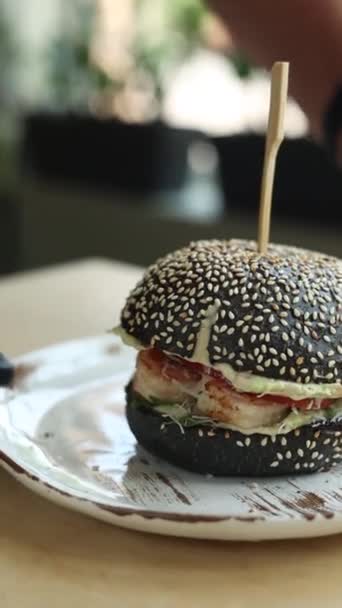 戴着黑手套的厨师准备了一个虾仁汉堡包 — 图库视频影像