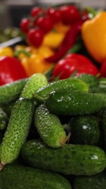 Mutfakta güzel sebzeler var. Kapat.