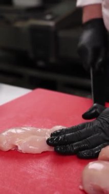 Şef mutfakta bir tabak et hazırlar. Yakın plan.