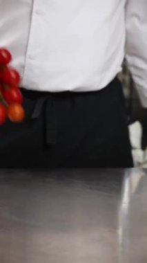 Şef mutfakta domatesli lezzetli bir yemek hazırlıyor. Yakın plan.