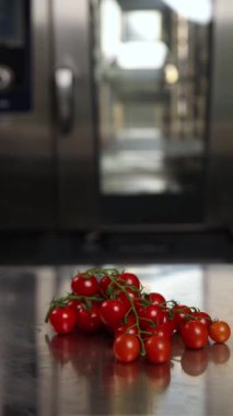 Şef mutfakta domatesli lezzetli bir yemek hazırlıyor. Yakın plan.