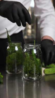 Şef mutfakta sebzeleri korur. Yakın plan.