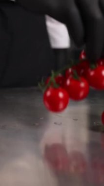 Şef mutfakta domatesli lezzetli bir yemek hazırlıyor. Yakın plan.