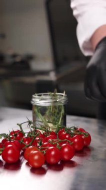 Şef mutfakta sebzeleri korur. Yakın plan.