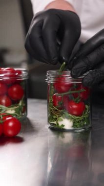 Şef mutfakta sebzeleri korur. Yakın plan.