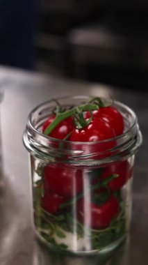 Şef mutfakta sebzeleri korur. Yakın plan.