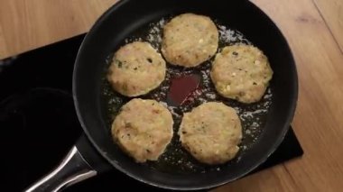 Şef mutfakta pirzola hazırlıyor. Yakın plan.