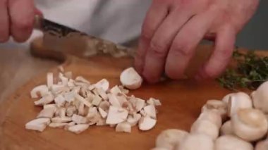 Şef mutfakta mantarlı lezzetli bir yemek hazırlıyor. Yakın plan.