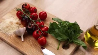 Şef mutfakta domatesli lezzetli bir yemek hazırlıyor. Yakın plan.