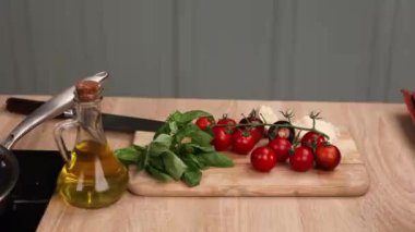 Şef mutfakta domatesli lezzetli bir yemek hazırlıyor. Yakın plan.