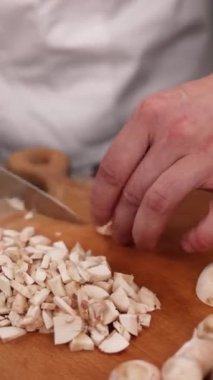 Şef mutfakta mantarlı lezzetli bir yemek hazırlıyor. Yakın plan.