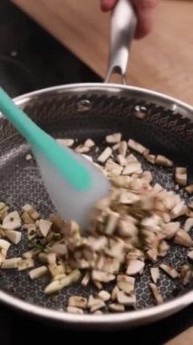 Şef mutfakta mantarlı lezzetli bir yemek hazırlıyor. Yakın plan.