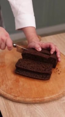 Şef mutfakta bir sandviç hazırlıyor. Yakın plan.