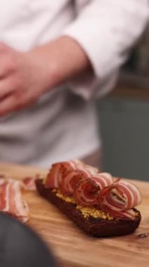 Şef mutfakta bir sandviç hazırlıyor. Yakın plan.