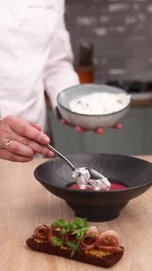 Şef mutfakta püre çorbası hazırlıyor. Yakın plan.