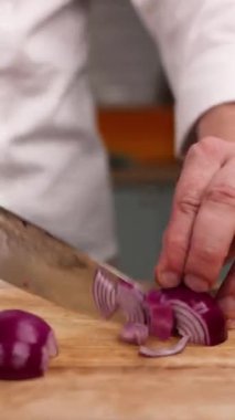 Şef mutfakta lezzetli sebzeler hazırlar. Yakın plan.