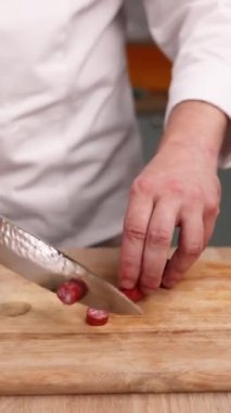 Şef mutfakta lezzetli bir sosis hazırlıyor. Yakın plan.