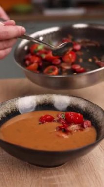 Şef mutfakta domatesli lezzetli bir yemek hazırlıyor. Yakın plan.