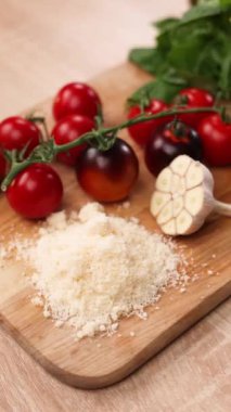 Şef mutfakta domatesli lezzetli bir yemek hazırlıyor. Yakın plan.